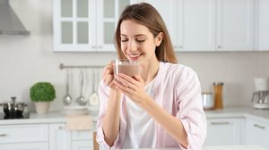 Preparado com cacau puro e leite, o chocolate quente pode contribuir para o bem-estar físico e emocional (Imagem: New Africa | Shutterstock)