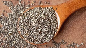 A chia é rica em nutrientes que favorecem o funcionamento do organismo e aumentam o bem-estar do corpo (Imagem: KateStock | Shutterstock)