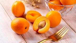 O damasco é um fruta nutritiva e benéfica para a saúde (Imagem: ZCOOL HelloRF | Shutterstock)