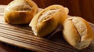 O pão francês, quando consumido corretamente, oferece benefícios à saúde (Imagem: BY BRAZIL | Shutterstock)