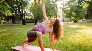 O yoga proporciona benefícios tanto para o corpo quanto para a mente (Imagem: maxbelchenko | Shutterstock)