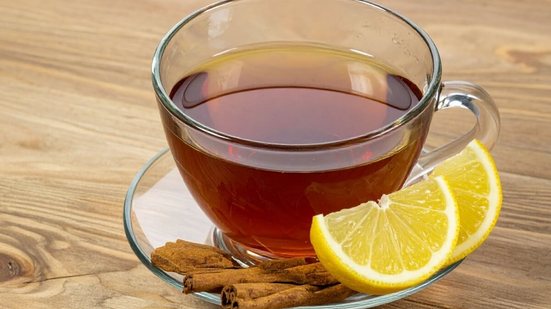 Chá de canela com limão (Imagem: amine chakour | Shutterstock)