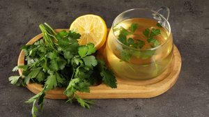 Chá de salsinha com coentro e limão-siciliano (Imagem: New Africa | Shutterstock)