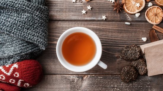 Chá de laranja com canela e anis-estrelado (Imagem: Grigoreva Alina | Shutterstock)