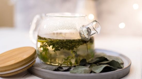 Chá respiratório com tomilho, hortelã e eucalipto (Imagem: AnnieBrusnika | Shutterstock)