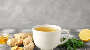Chá de gengibre com limão, mel e hortelã (Imagem: Pixel-Shot | Shutterstock)