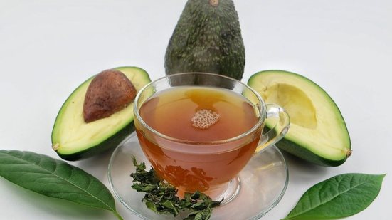 Chá de folha de abacate com limão-siciliano (Imagem: Botyev Volodymyr | Shutterstock)