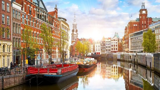 Fora das rotas mais comuns da Europa, há destinos ideais para quem ama música, história e gastronomia (Imagem: Yasonya | Shutterstock)