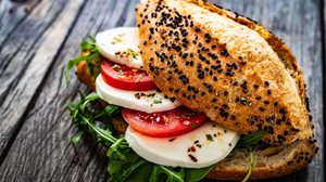 Sanduíche caprese (Imagem: Chatham172 | Shutterstock)