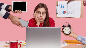 Identificar a procrastinação é o primeiro passo para desenvolver uma rotina mais eficiente (Imagem: Cast Of Thousands | Shutterstock)