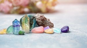 Cristais ajudam a atrair vibrações positivas para o amor (Imagem:  ju_see | Shutterstock)