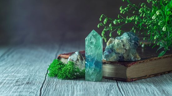 Os cristais ajudam a atrair abundância e equilíbrio (Imagem: Gulsina | Shutterstock)