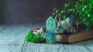 Os cristais ajudam a atrair abundância e equilíbrio (Imagem: Gulsina | Shutterstock)
