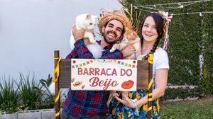 Com os cuidados certos, é possível garantir que os pets aproveitem as festas juninas de forma segura (Imagem: Giovani Dressler | Shutterstock)