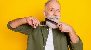 As barbas grisalhas precisam de cuidados constantes para permanecerem saudáveis (Imagem: Roman Samborskyi | Shutterstock)
