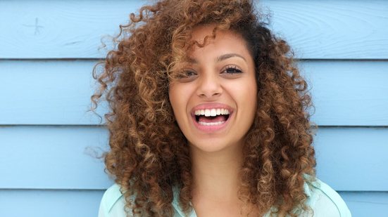 Rotina de cuidados mantém os cabelos crespos e cacheados bonitos (Imagem: mimagephotography | Shutterstock)