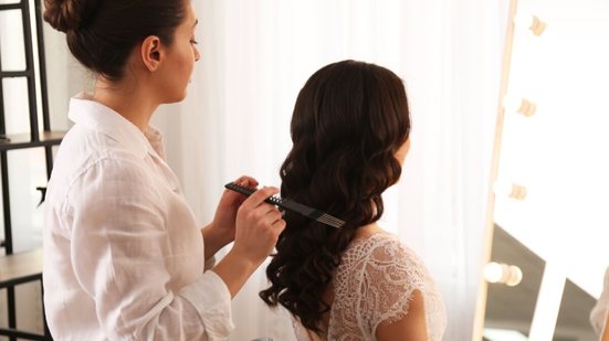 Os cuidados com os cabelos antes do casamento são essenciais para os fios chegarem ao altar com movimento e acabamento impecáveis (Imagem: New Africa | Shutterstock)