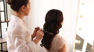 Os cuidados com os cabelos antes do casamento são essenciais para os fios chegarem ao altar com movimento e acabamento impecáveis (Imagem: New Africa | Shutterstock)