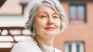 Cabelos grisalhos exigem cuidados específicos (Imagem: Anna Nahabed | Shutterstock)