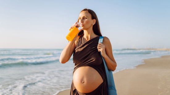 Grávidas são mais sensíveis ao calor e precisam ter cuidado na praia (Imagem: maxbelchenko | Shutterstock)