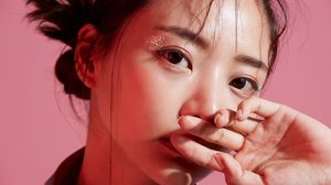 É importante tomar cuidado com os adereços para os olhos no Carnaval (Imagem: K-Angle | Shutterstock)