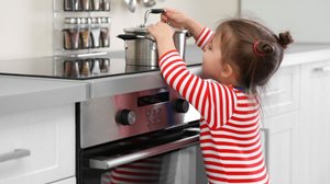 Crianças de 0 a 5 anos estão mais propensas a acidentes com queimaduras (Imagem: Africa Studio | Shutterstock)