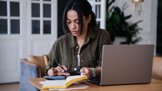 As decisões financeiras exercem um papel importante no desenvolvimento profissional e na estabilidade ao longo da carreira (Imagem: iona didishvili | Shutterstock)