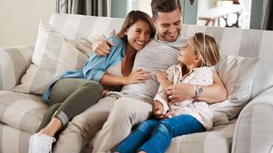 A parentalidade consciente fortalece o vínculo entre pais e filhos (Imagem: PeopleImages.com - Yuri A | Shutterstock)