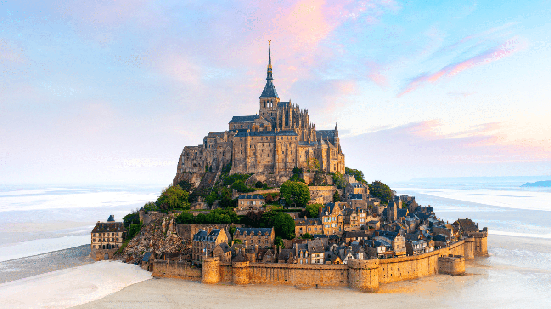 Le Mont-Saint-Michel fica localizado na região da Normandia, na França| Shutterstock)