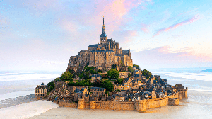 Le Mont-Saint-Michel fica localizado na região da Normandia, na França| Shutterstock)