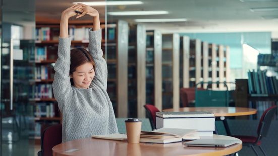 Pequenas pausas ao longo do dia podem fazer toda a diferença para o corpo e a mente (Imagem: Thanumporn Thongkongkaew | Shutterstock)