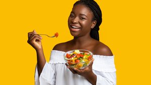 Alimentação balanceada ajuda a manter o bem-estar do corpo (Imagem: Prostock-studio | Shutterstock)
