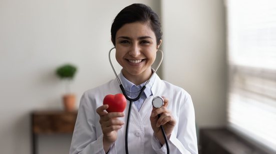 Pequenas atitudes diárias, somadas ao acompanhamento profissional, são a chave para uma vida plena e com mais saúde cardiovascular (Imagem: fizkes | Shutterstock)