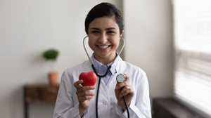 Pequenas atitudes diárias, somadas ao acompanhamento profissional, são a chave para uma vida plena e com mais saúde cardiovascular (Imagem: fizkes | Shutterstock)