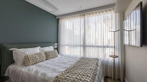 A tendência bedscaping propõe transformar o quarto em um verdadeiro santuário de autocuidado (Projeto: GT Building | Imagem: Samuel Berger)