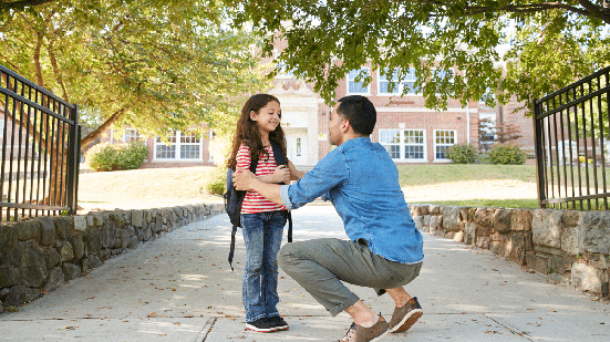 Atitudes simples da família podem tornar a mudança de escola mais leve e segura (Imagem: Monkey Business Images | Shutterstock)