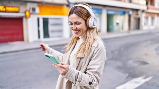 As músicas podem facilitar o aprendizado do inglês (Imagem: Krakenimages.com | Shutterstock)