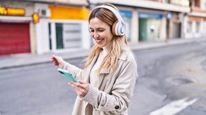 As músicas podem facilitar o aprendizado do inglês (Imagem: Krakenimages.com | Shutterstock)