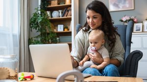 É possível retomar a carreira profissional após a maternidade (Imagem: Srdjan Randjelovic | Shutterstock)