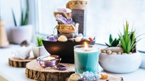 Cristais na decoração ajudam a equilibrar a energia da casa (Imagem: FotoHelin | Shutterstock)