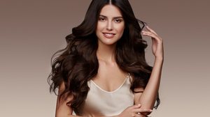 Existem diversas soluções para deixar os fios mais leves e com uma aparência saudável (Imagem: KOBRIN PHOTO | Shutterstock)