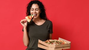 É possível se deliciar com uma boa fatia de pizza sem colocar a dieta ou a saúde em risco (Imagem: Pixel-Shot | Shutterstock)