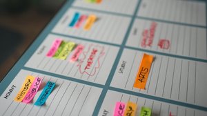 Construir um cronograma de estudos é fundamental na preparação para provas e vestibulares (Imagem: majopez | Shutterstock)