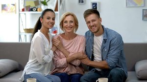 Estabelecer uma boa relação com a sogra melhora a convivência e fortalece o ambiente familiar (Imagem: Motortion Films | Shutterstock)