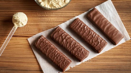 As barrinhas de proteína são uma alternativa saudável e prática de lanche (Imagem: Madeleine Steinbach | Shutterstock)