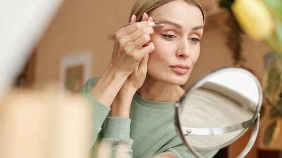 Para cuidar das sobrancelhas com segurança e precisão, é essencial contar com as ferramentas certas (Imagem: SeventyFour | Shutterstock)