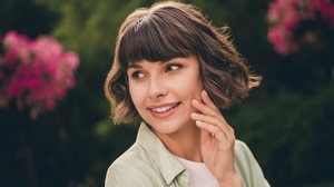 Cuidados simples mantém os fios saudáveis na transição do inverno para a primavera (Imagem: Roman Samborskyi | Shutterstock)