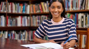 A prova de biologia do Enem avalia a capacidade do aluno de aplicar o saber de forma crítica e prática (Imagem: PeopleImages.com - Yuri A | Shutterstock)