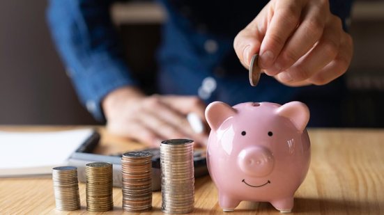 Manter o essencial com equilíbrio e propósito é a chave para economizar e fazer o dinheiro render (Imagem: CrizzyStudio | Shutterstock)