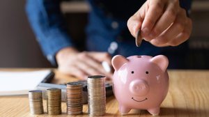 Manter o essencial com equilíbrio e propósito é a chave para economizar e fazer o dinheiro render (Imagem: CrizzyStudio | Shutterstock)